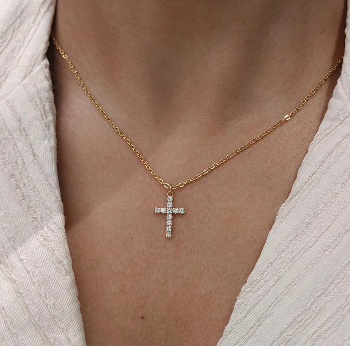 Cross pendant necklace