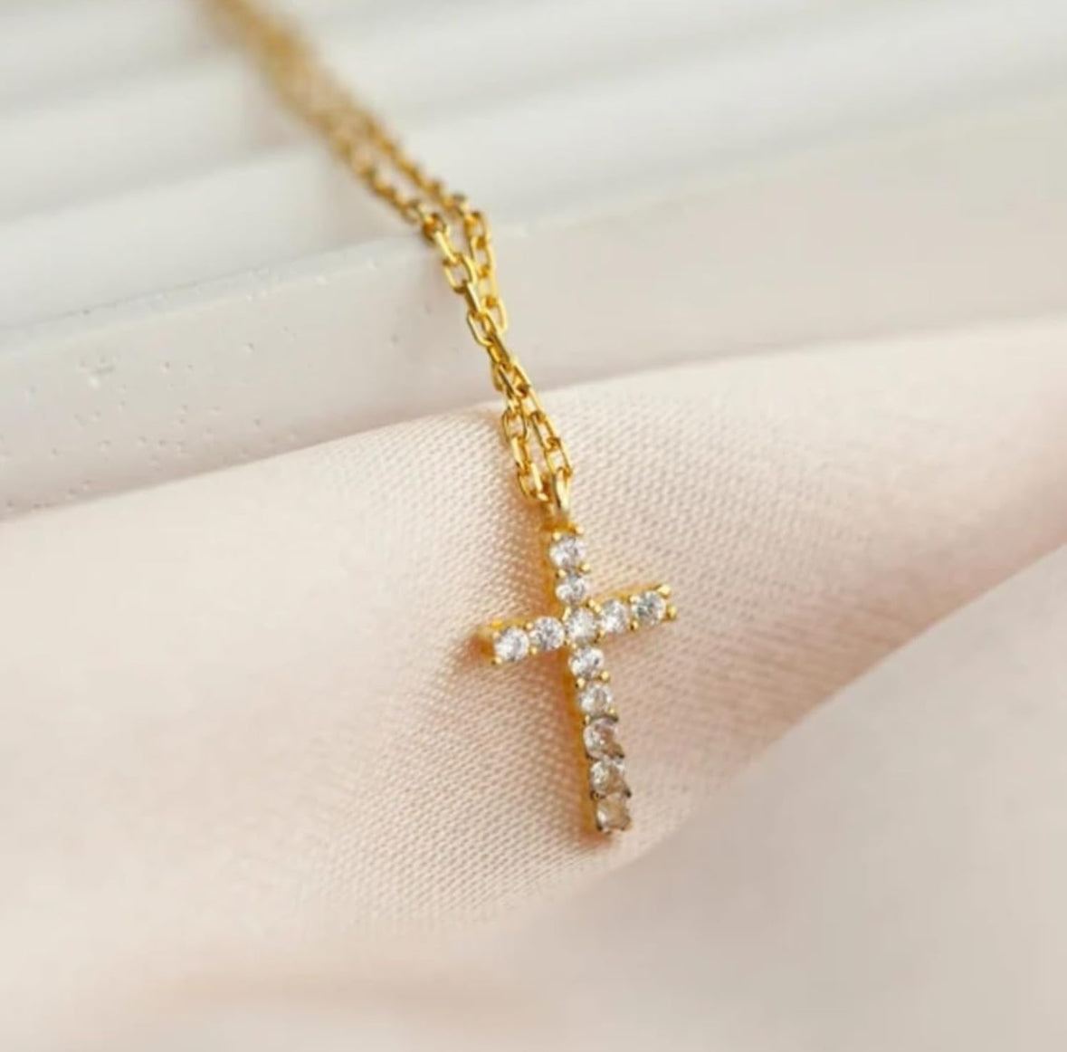 Cross pendant necklace